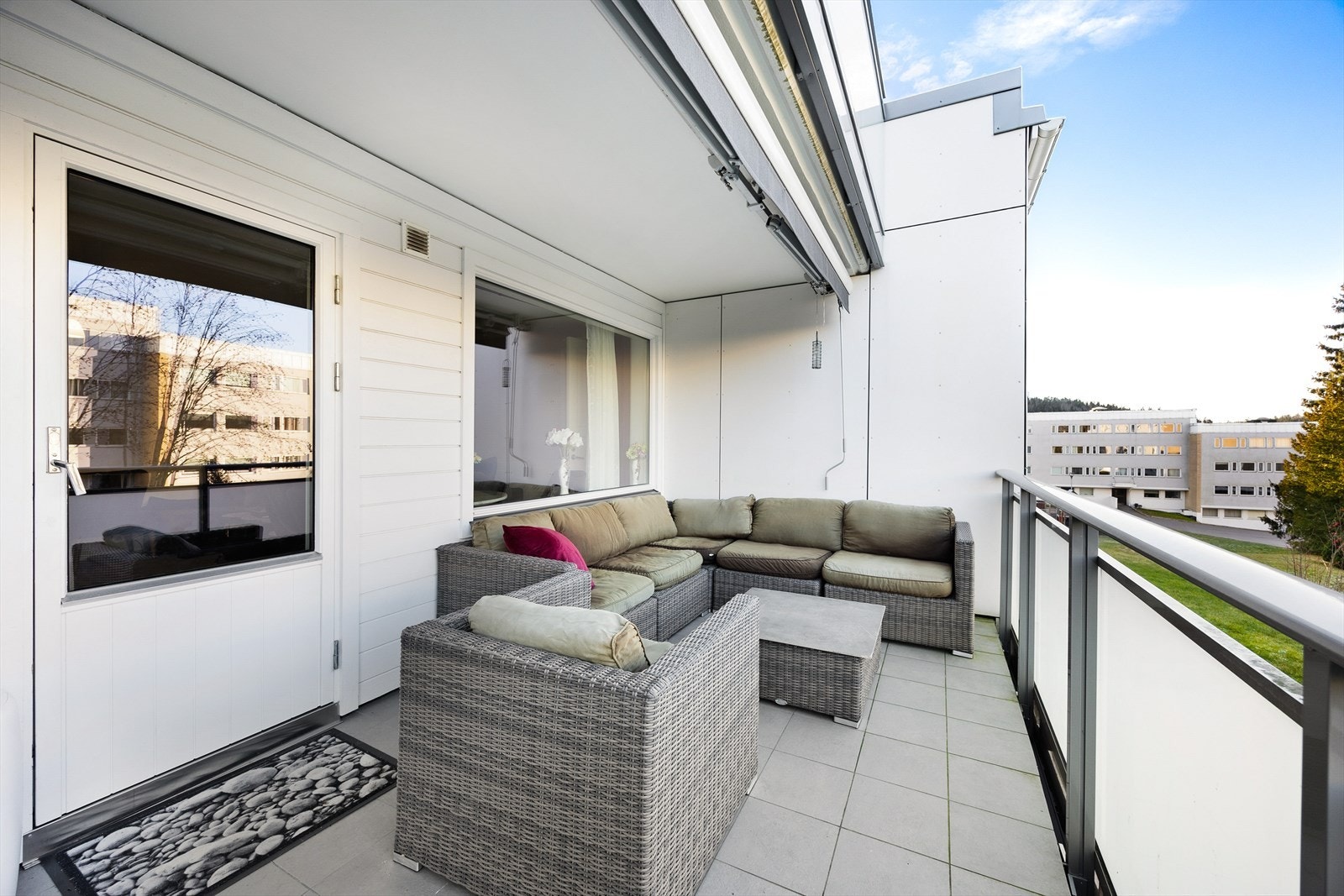 Her er det godt med plass til ønsket diverse utemøblement så man kan nyte gode solforhold i tillegg til borettslagets pene opparbeide fellesområder. På balkongen er montert uttrekkbar markise. Galleribilde