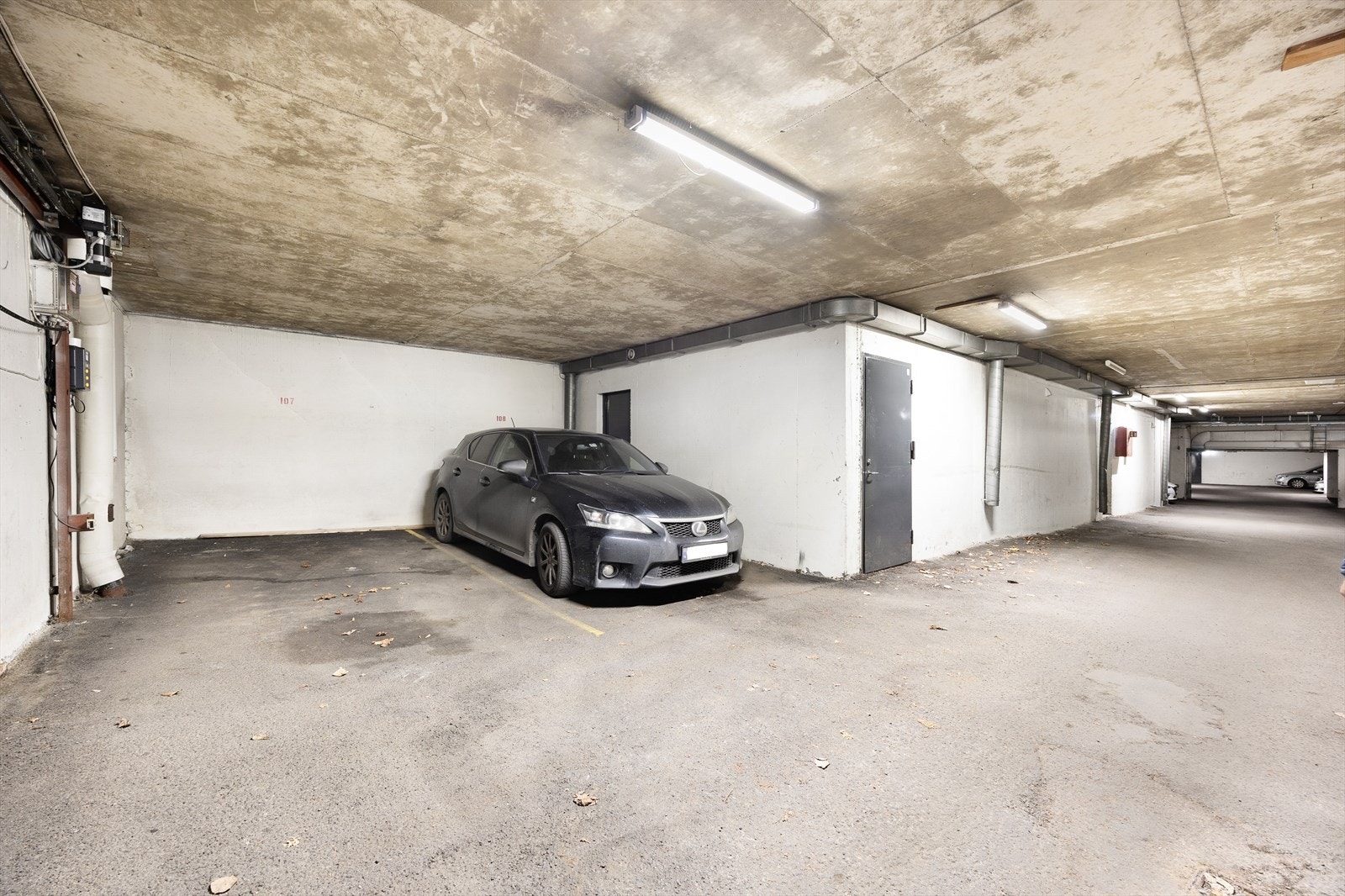 Garasjeplass felles garasjeanlegg i kjeller. Galleribilde