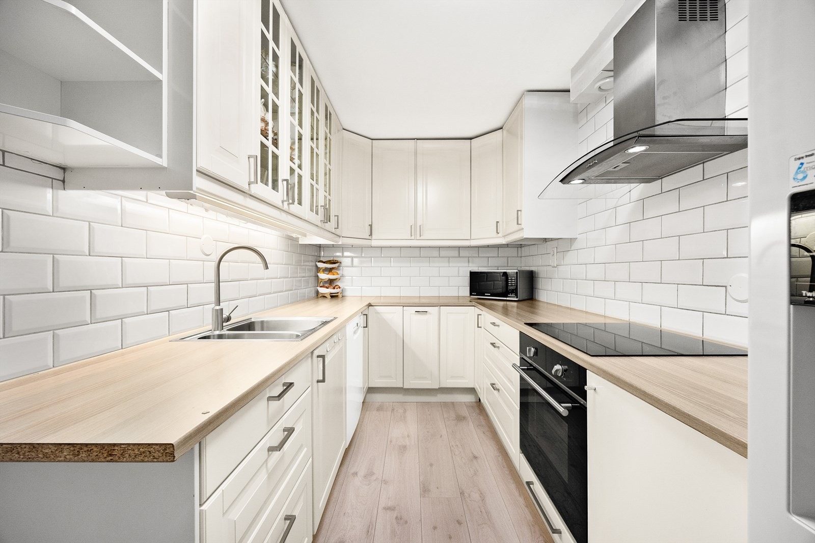 Kjøkkenet har en god utforming som gir rikelig med skap- og benkeplass. Galleribilde