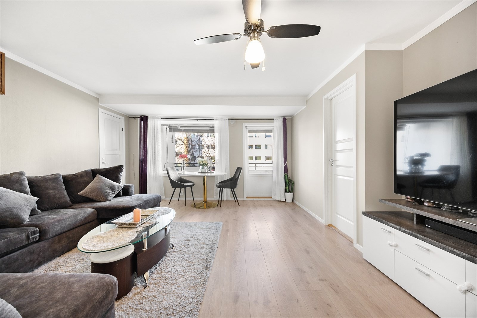 Her kan man fritt innrede med en sofagruppe, stuebord, spisegruppe, og mediemøbler uten at det går på bekostning av romfølelsen. Galleribilde