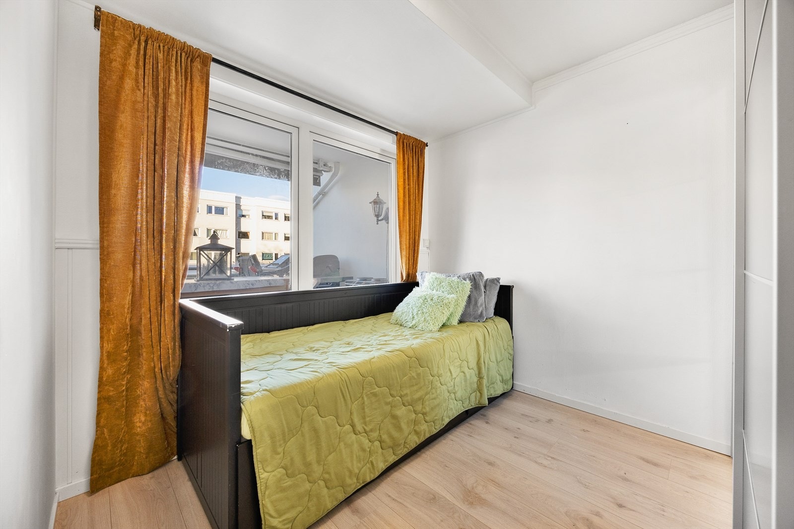 Det andre soverommet har også mulighet til å innredes med stor seng, nattbord og garderobeskap. Galleribilde