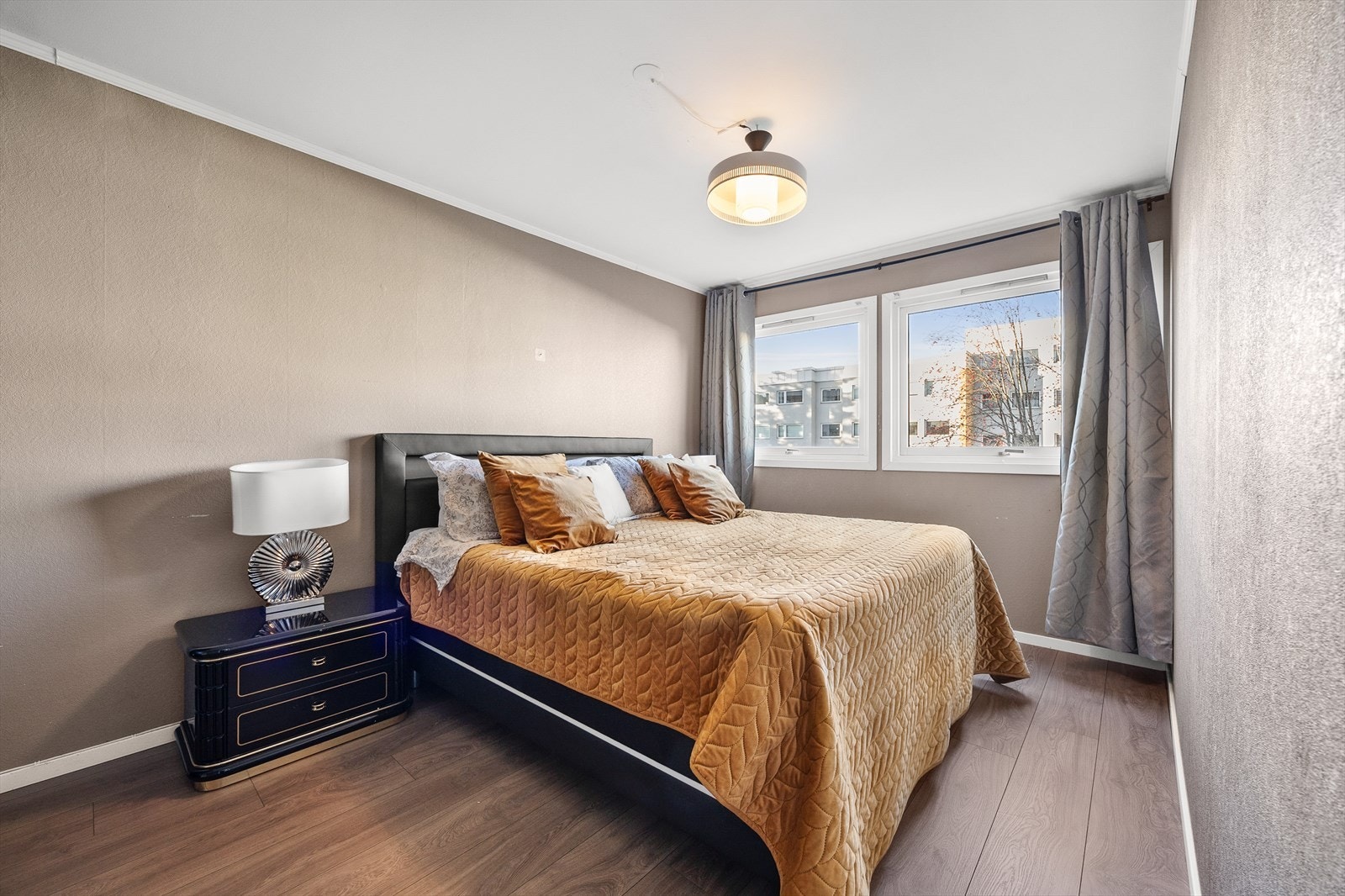 Leiligheten har to gode soverom som begge har adkomst til fra stuen. Galleribilde