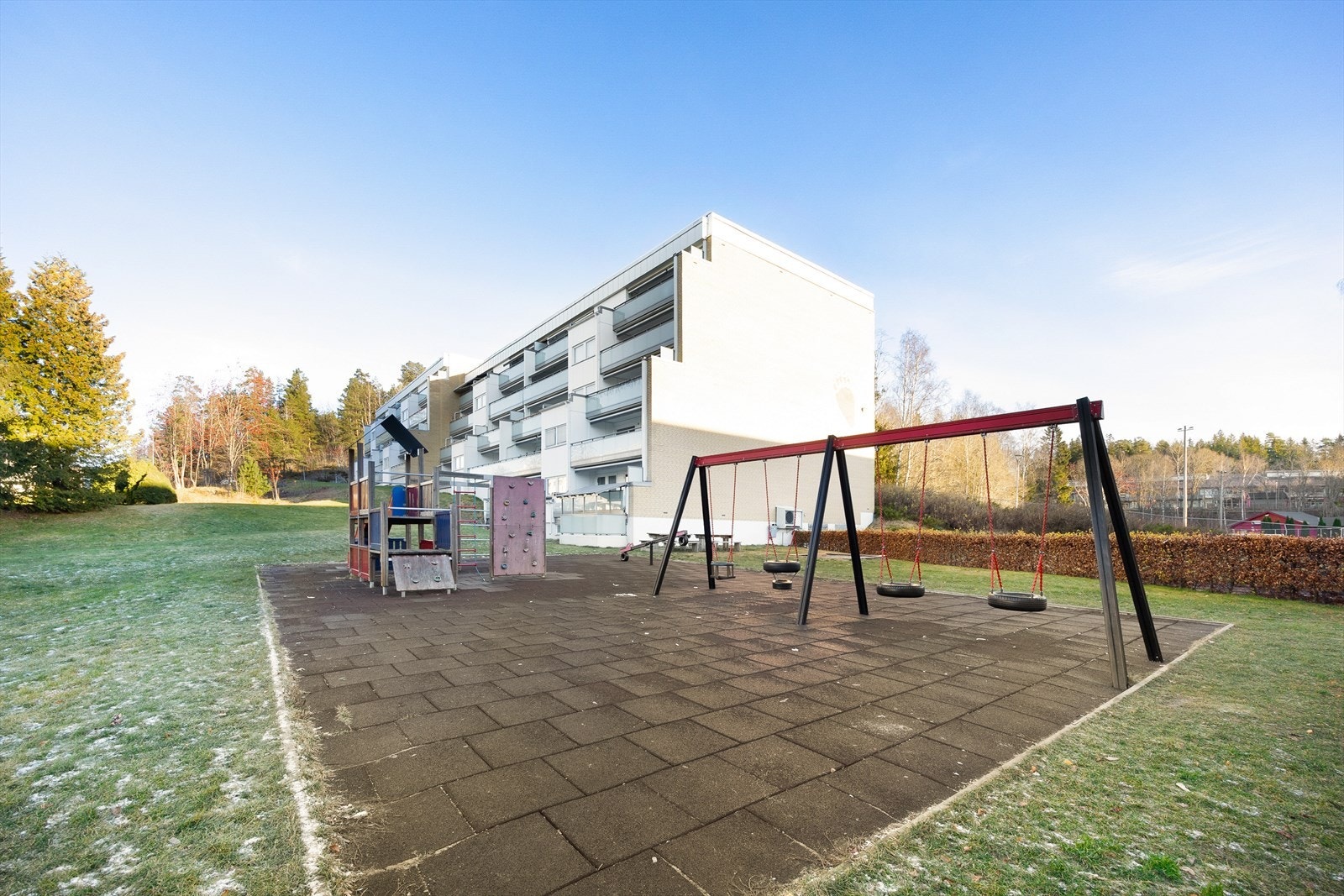 Lekeplass for barna i nærheten av boligen. Galleribilde
