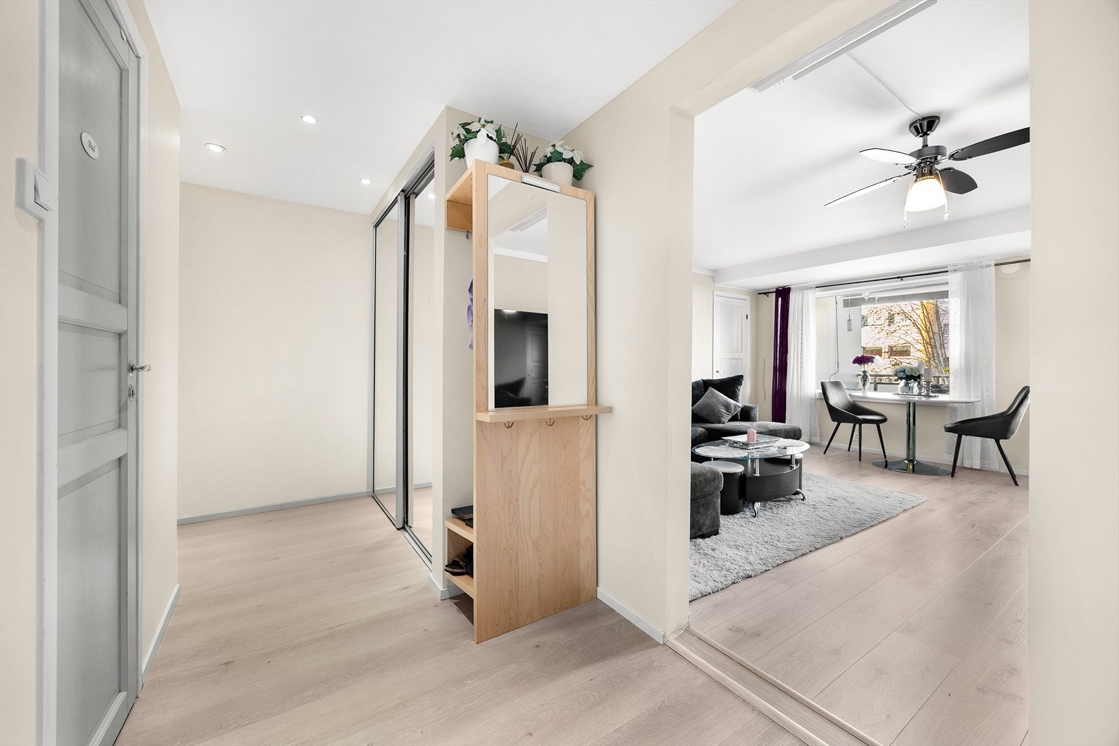 Vi går nå videre til gangen og inngangspartiet. Galleribilde