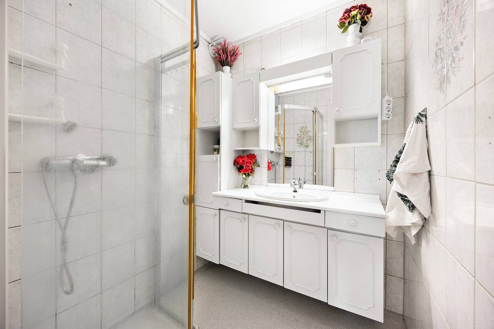 Leiligheten har et praktisk separat baderom. Her er det flislagte vegger, og belegg på gulv. Galleribilde