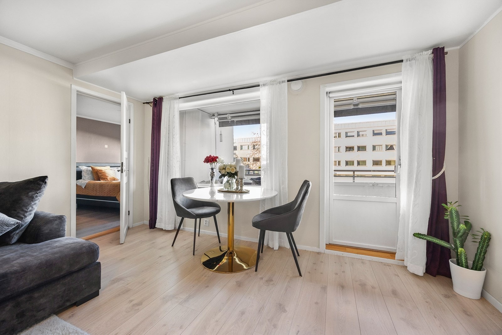 Store vindusflater ut mot balkong er med på å gi godt med lysinnslipp inn i rommet i tillegg til et pent utsyn mot borettslagets fellesområder. Galleribilde