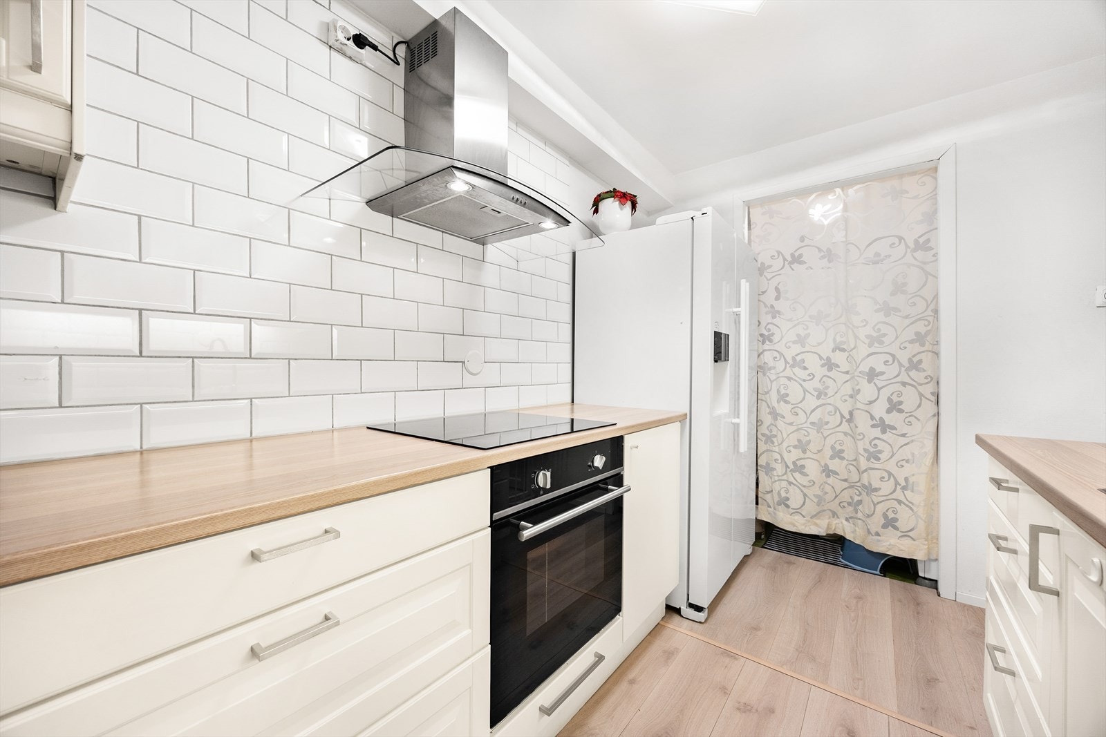 Over platetopp er det fritthengende kjøkkenventilator i stål med kullfilter. Galleribilde