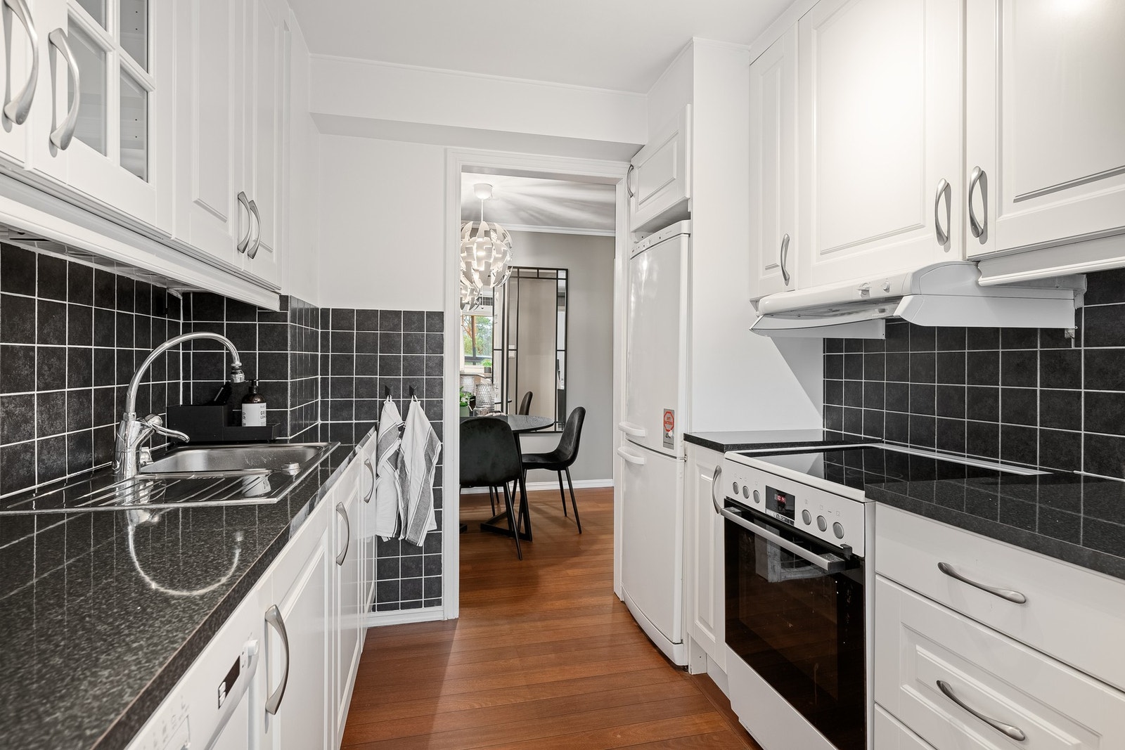 - Det er praktisk anlagt med opplegg til vaskemaskin på kjøkken | Ellers felles vaskeri i kjeller - Galleribilde