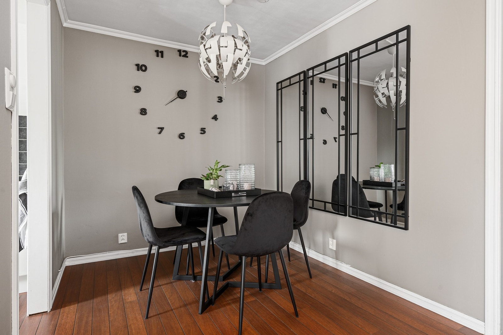 - Leiligheten har fin planløsning | God plass til spisebord, nærme kjøkken som også gjør det enkelt for servering - Galleribilde