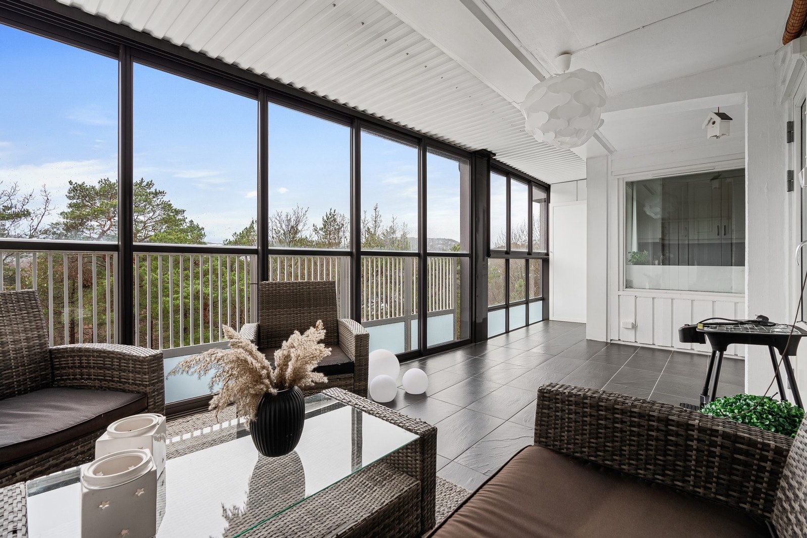 - Leiligheten har stor, innglasset balkong som måler hele 18m² - Galleribilde