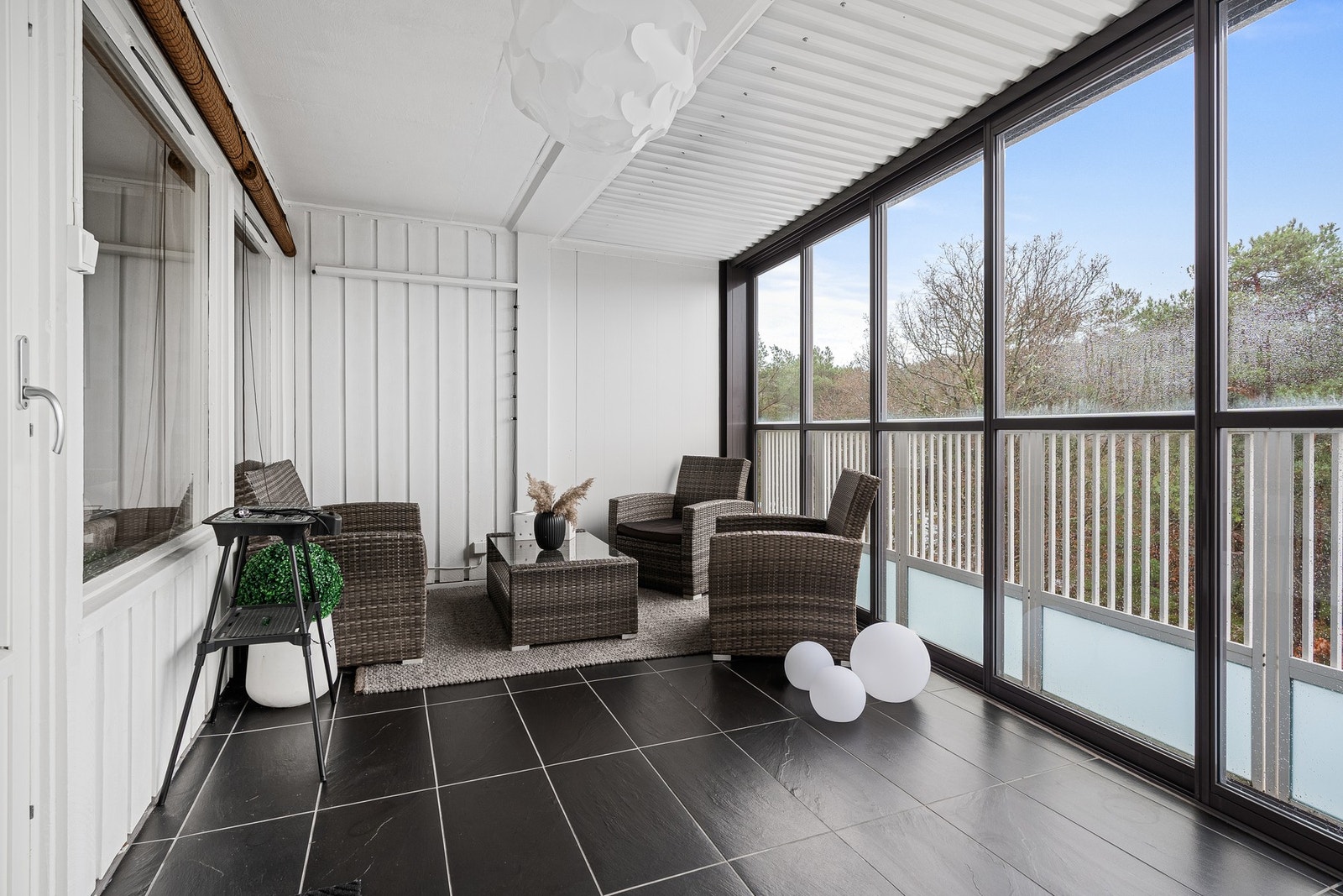 - Fra stuen er det direkte utgang til balkongen, som blir en forlengelse av stuen| Vinduene kan åpnes/lukkes etter behov - Galleribilde