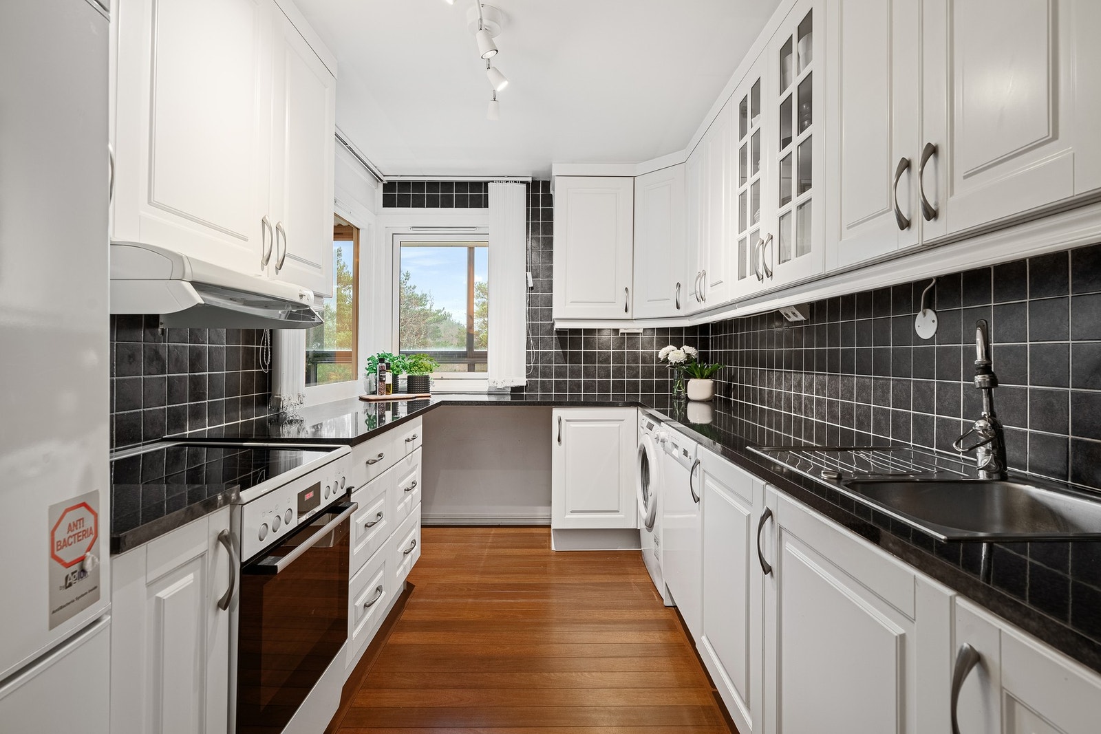 - Meget pent og lyst kjøkken | God utnyttelse med bra benk/skapplass - Galleribilde