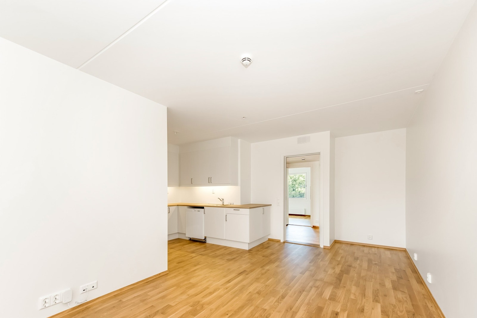 Lys og romslig stue med god plass til både spisebord og sofagruppe Galleribilde