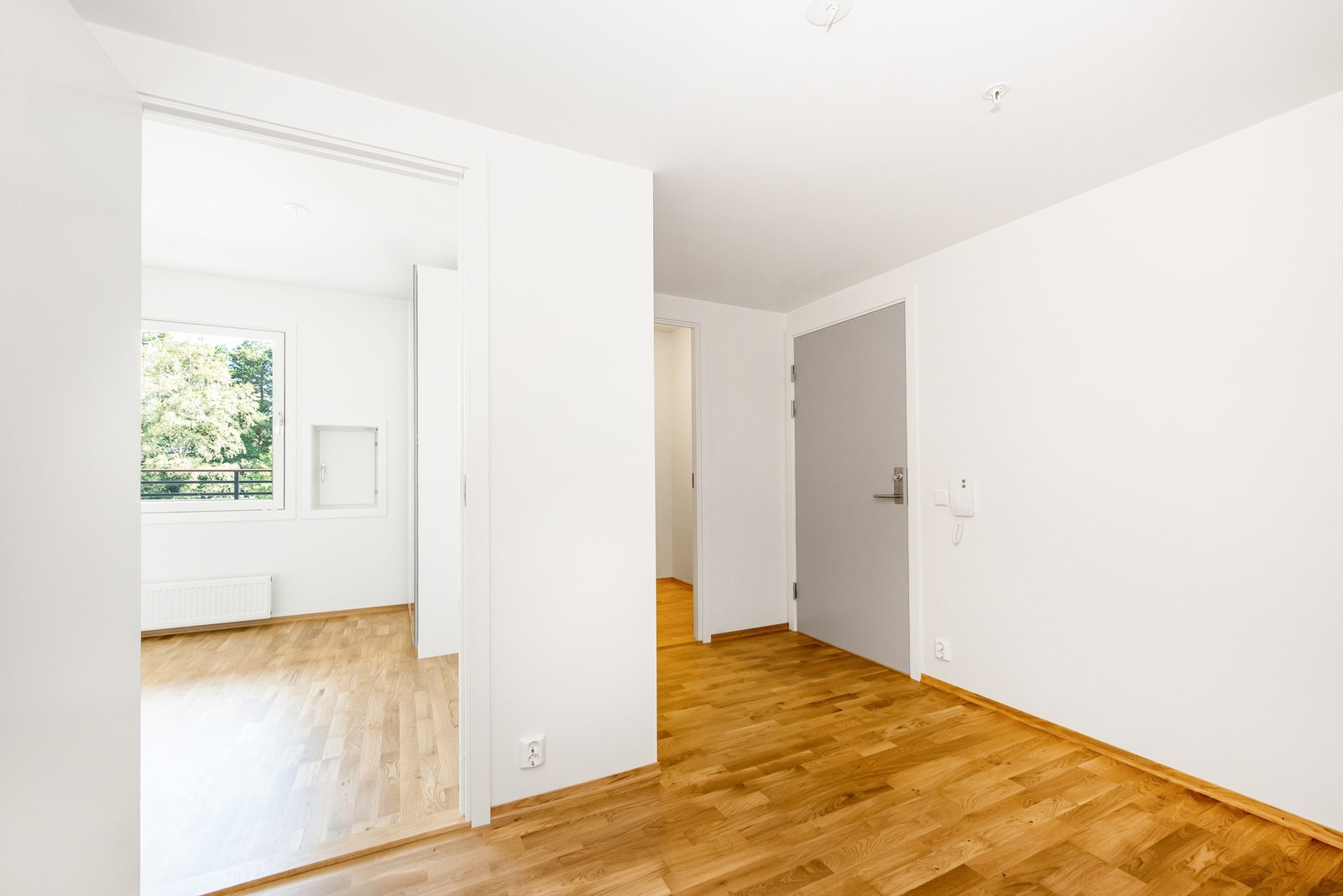 Romslig gang med egen innvendig bod Galleribilde
