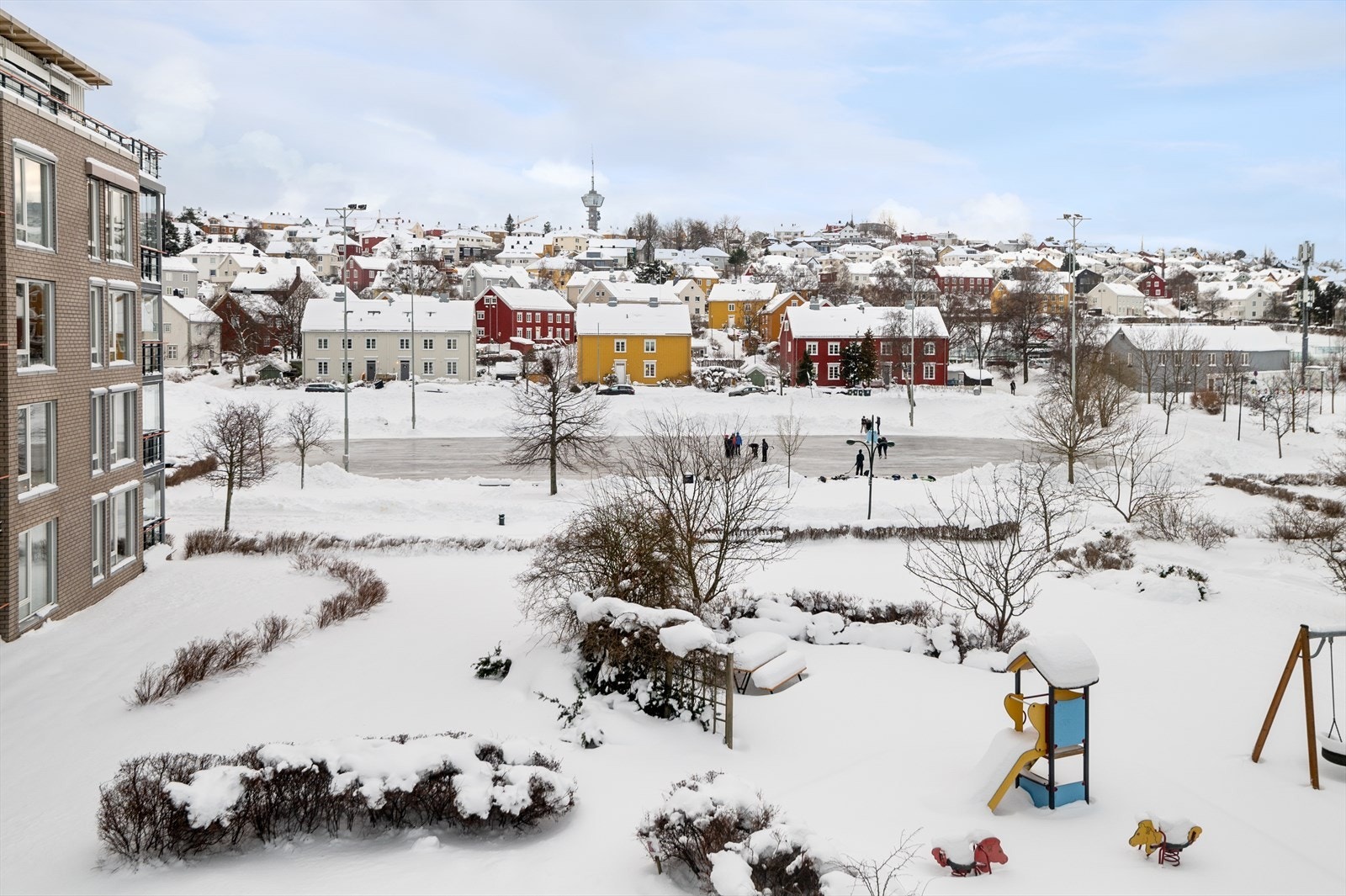 Fra det ene vinduet har du koselig utsikt mot sameiets og områdets fellesarealer. Som vist på bildet er det skøytebane på vinteren rett utenfor! Galleribilde