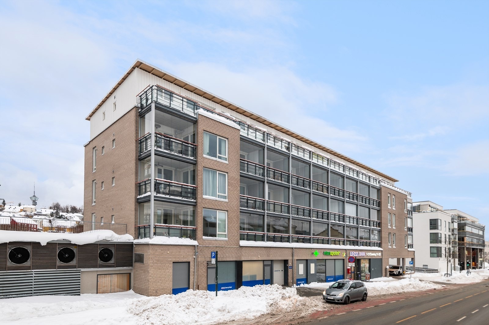 I byggets sokkel finner du dagligvarebutikken Rema som også er søndagsåpen. Rett over veien er det også bussholdeplass Galleribilde