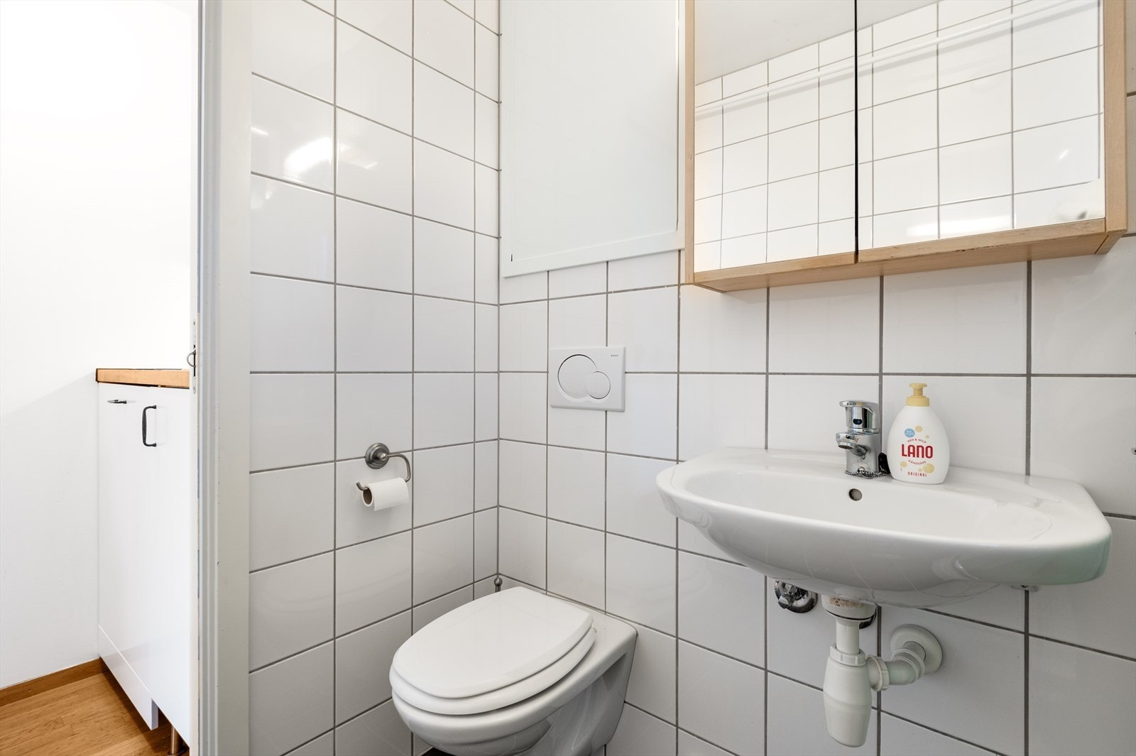 Baderommet er på 3m². Vegghengt toalett, speilskap, dusjkabinett og opplegg for vaskemaskin. Galleribilde