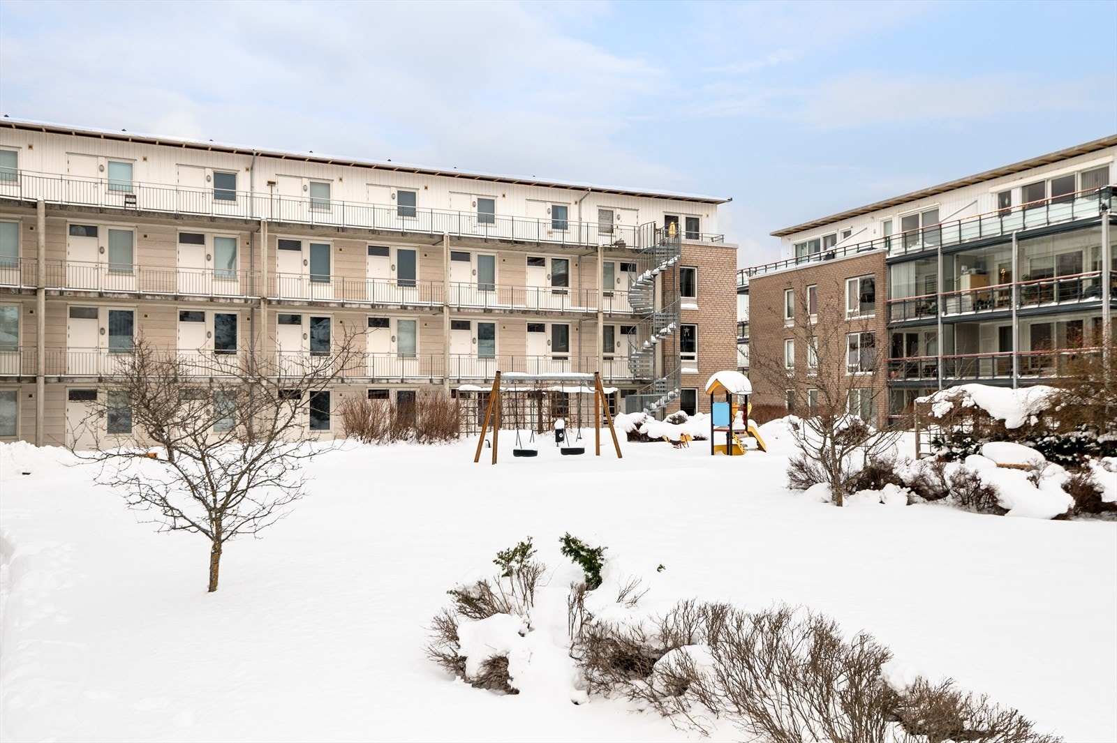 Sameiet har pent opparbeidede fellesarealer med internveier, pen beplantning og lekeapparater for de minste Galleribilde