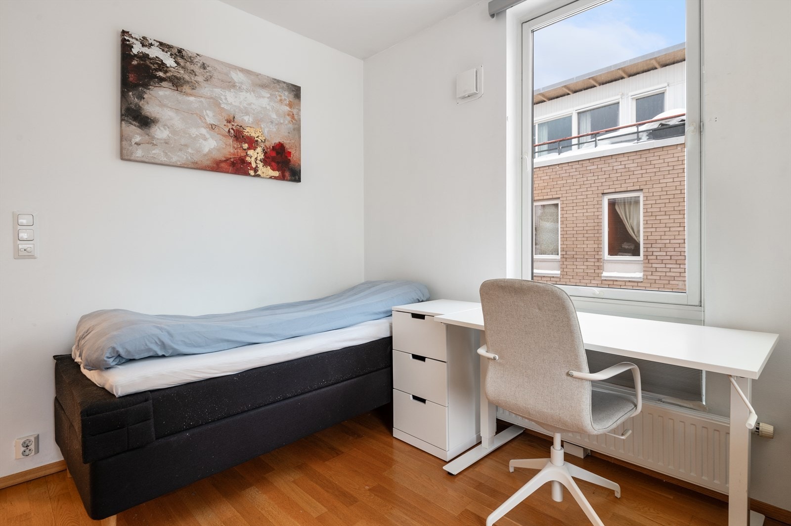 Dagens eier har innredet smart. Seng, pult og sofahjørne er møblert og plassen utnyttet godt Galleribilde