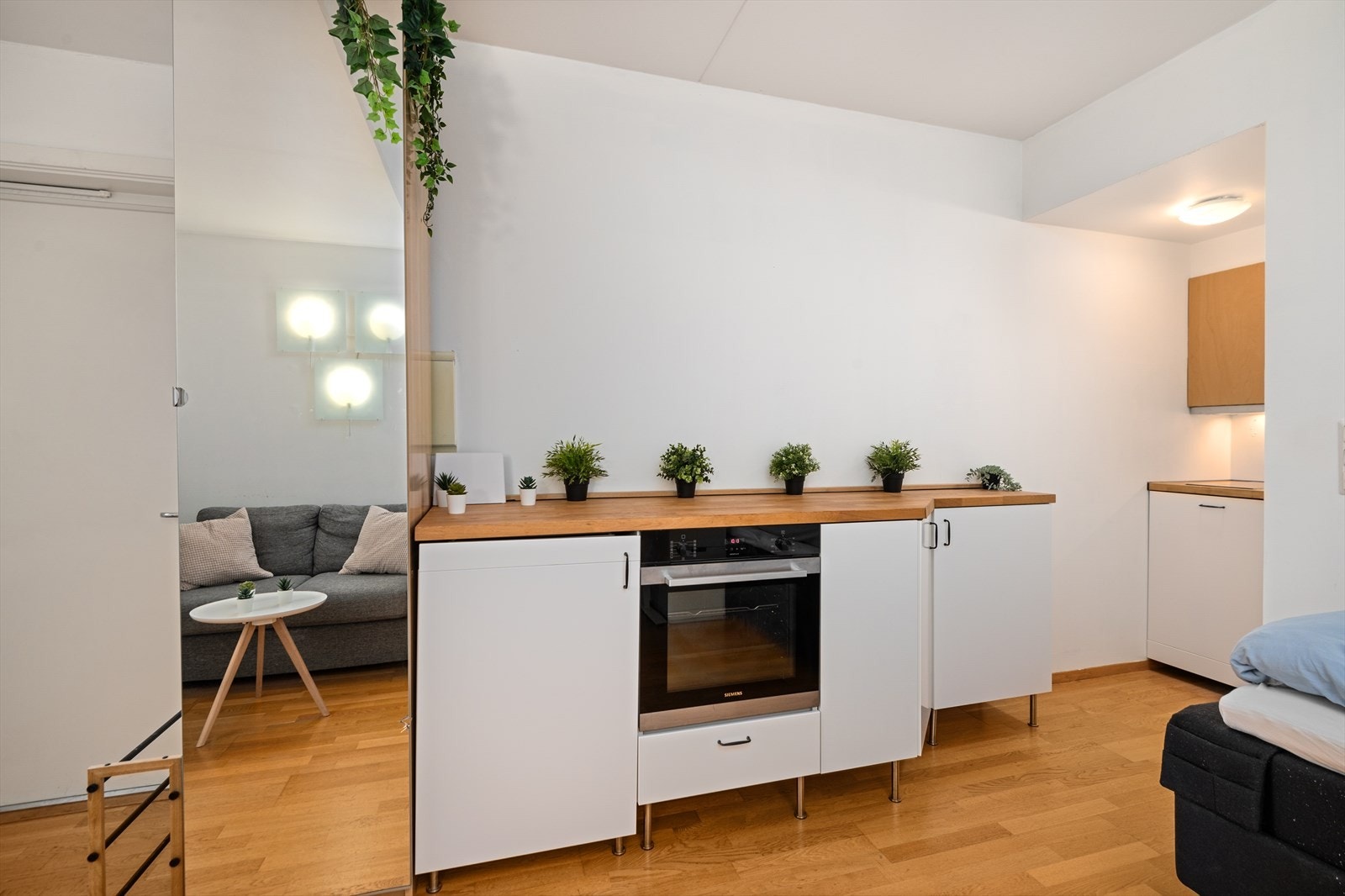 Kjøkkenet har integrerte hvitevarer som platetopp, stekeovn, og oppvaskmaskin Galleribilde