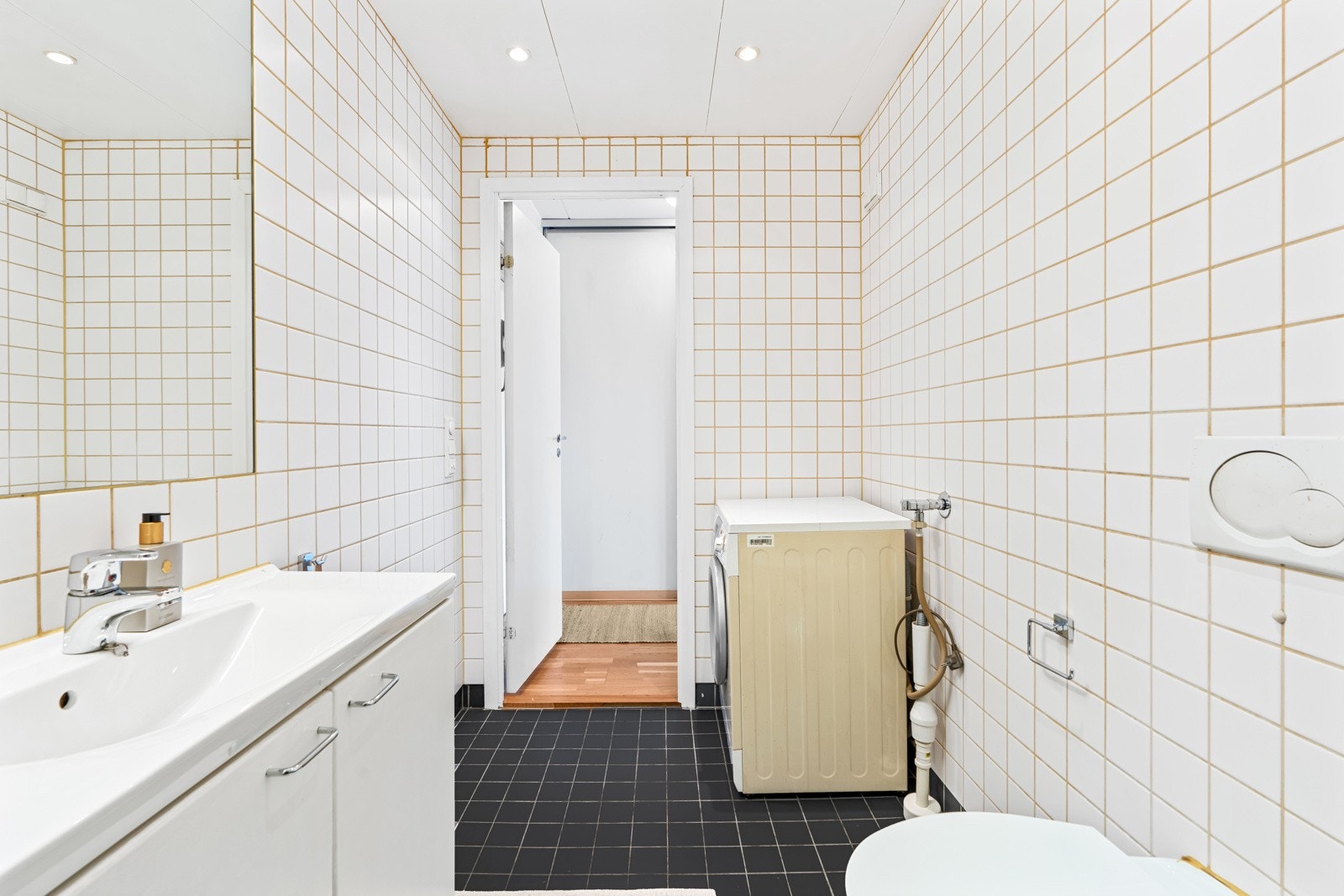 Bad med varmekabler i gulv og opplegg for vaskemaskin Galleribilde