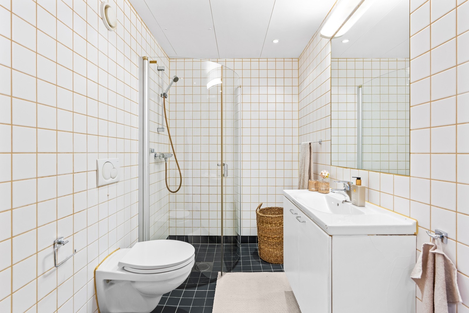 Bad med varmekabler i gulv og opplegg for vaskemaskin Galleribilde