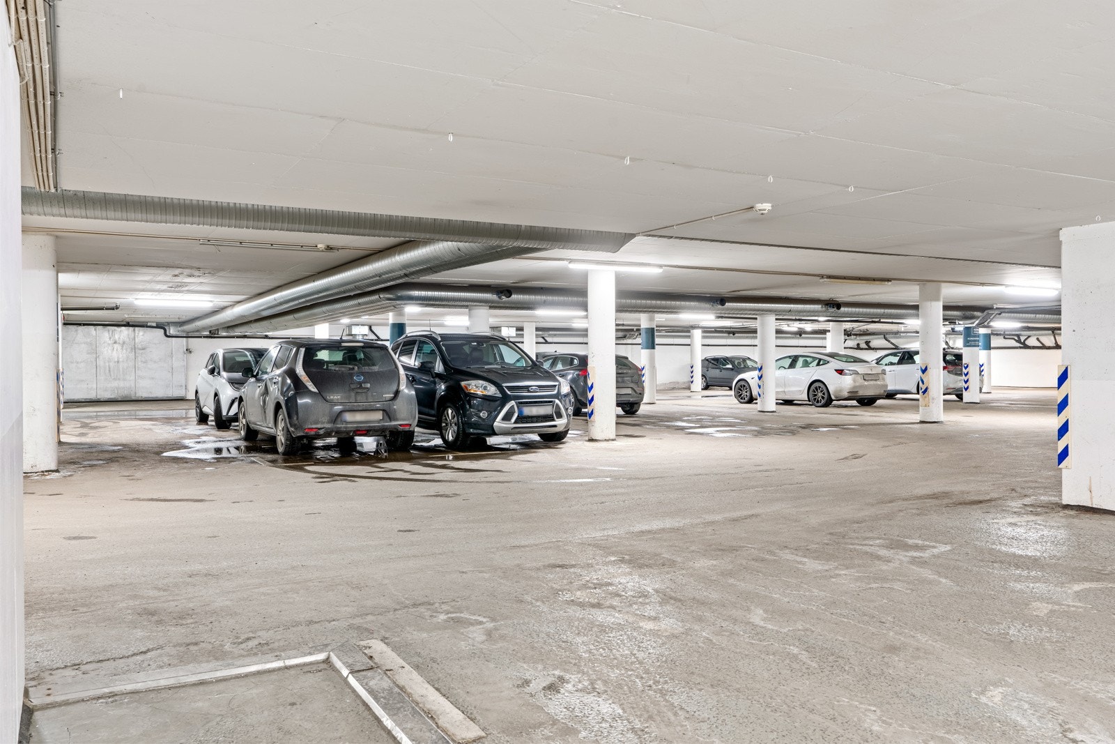 Garasjeanlegg i kjeller med tidvis mulighet for leie av parkeringsplass Galleribilde