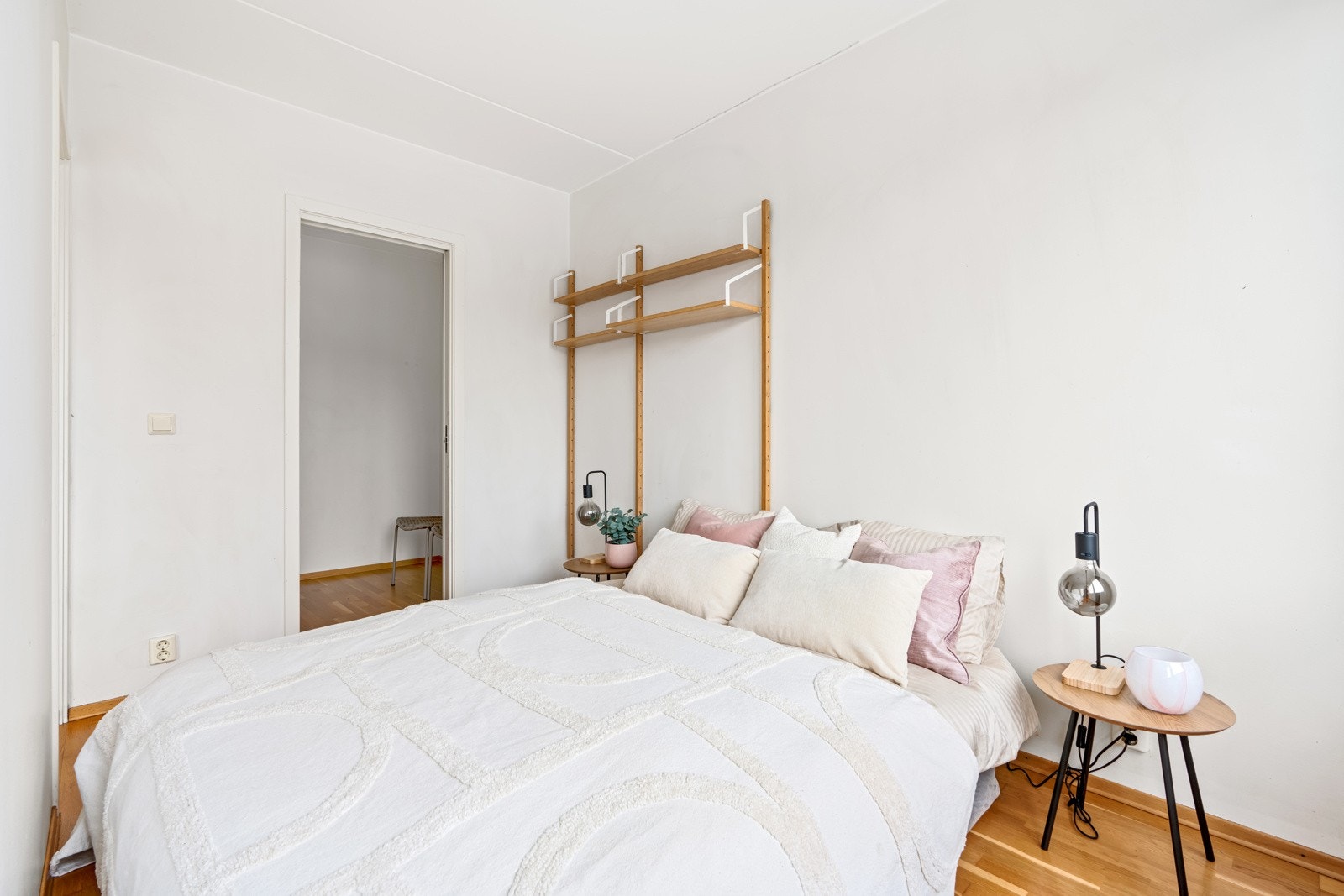 Soverom med walk-in garderobe Galleribilde