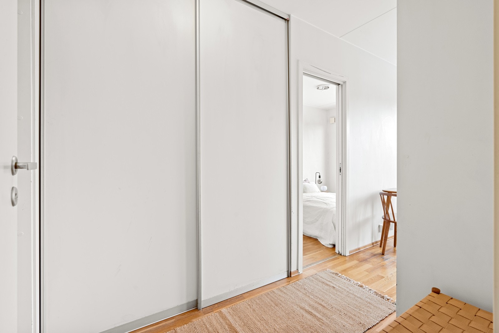 Stor skyvedørsgarderobe i entréen Galleribilde