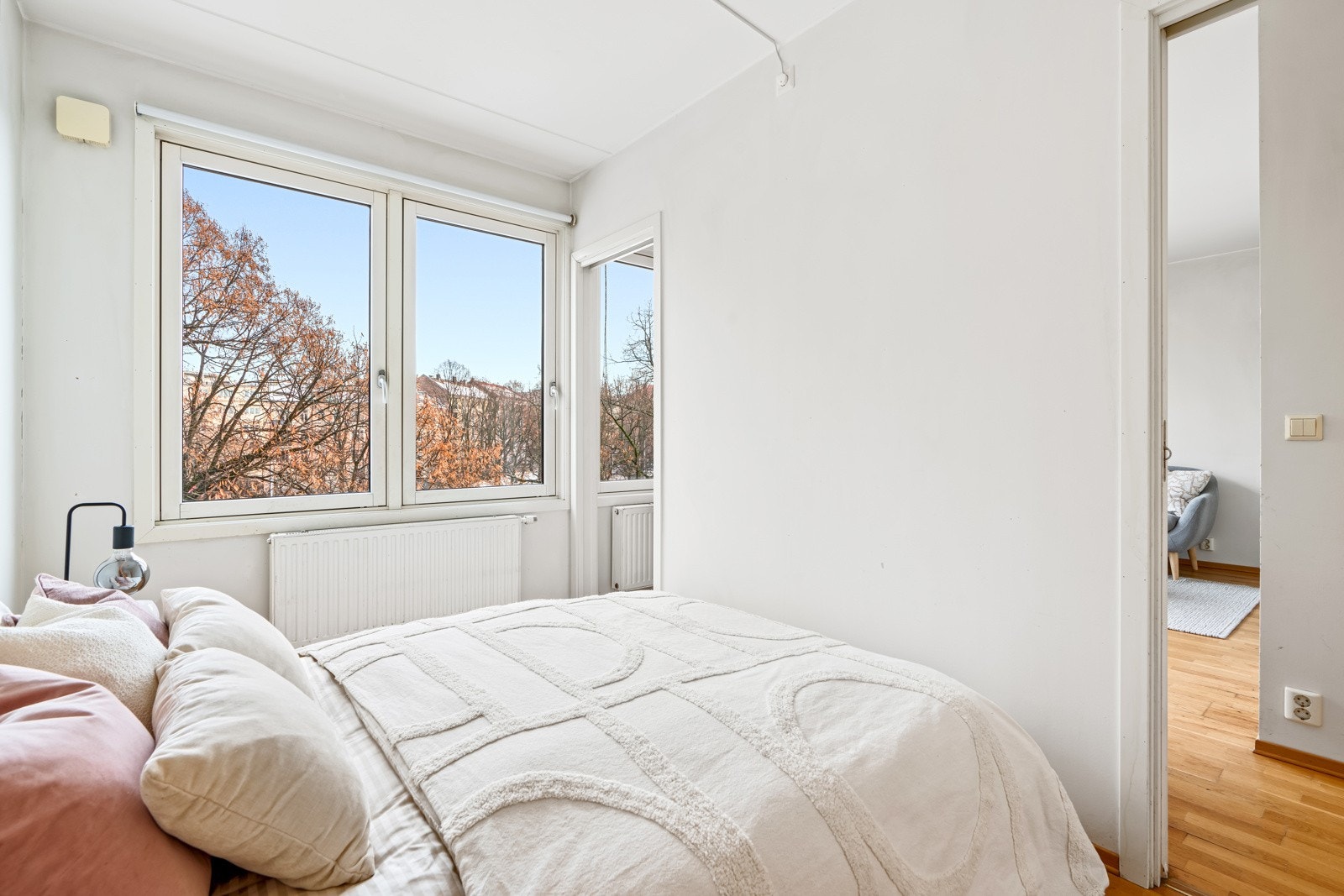 Soverom med walk-in garderobe Galleribilde
