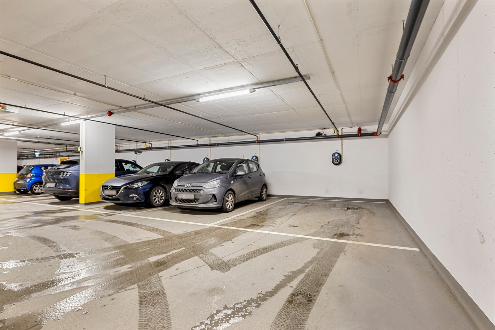 Det medfølger en ekstra bredbiloppstillingsplass i kjeller (nr. 36) med el-bil lader. Galleribilde