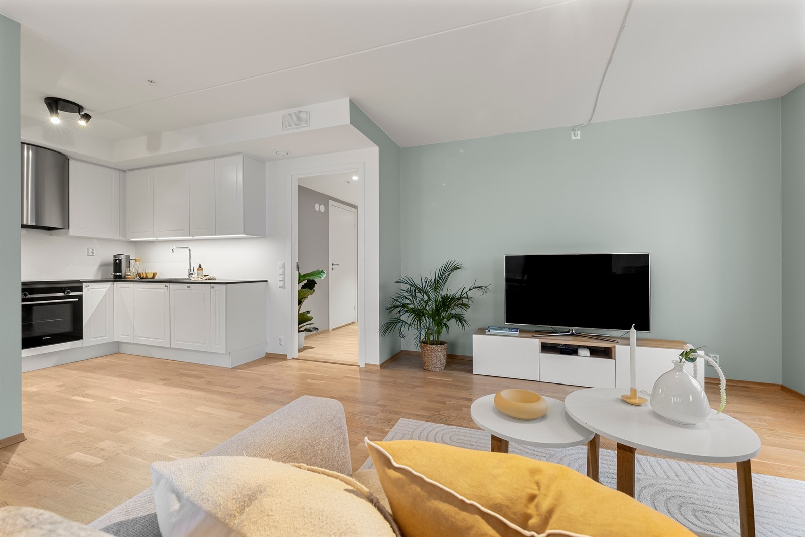 Den åpne løsningen mellom stue og kjøkken gjør det enkelt å holde samtalen gående, enten du lager mat eller slapper av i sofaen. Et perfekt oppsett for middager med venner eller familiekvelder! Galleribilde