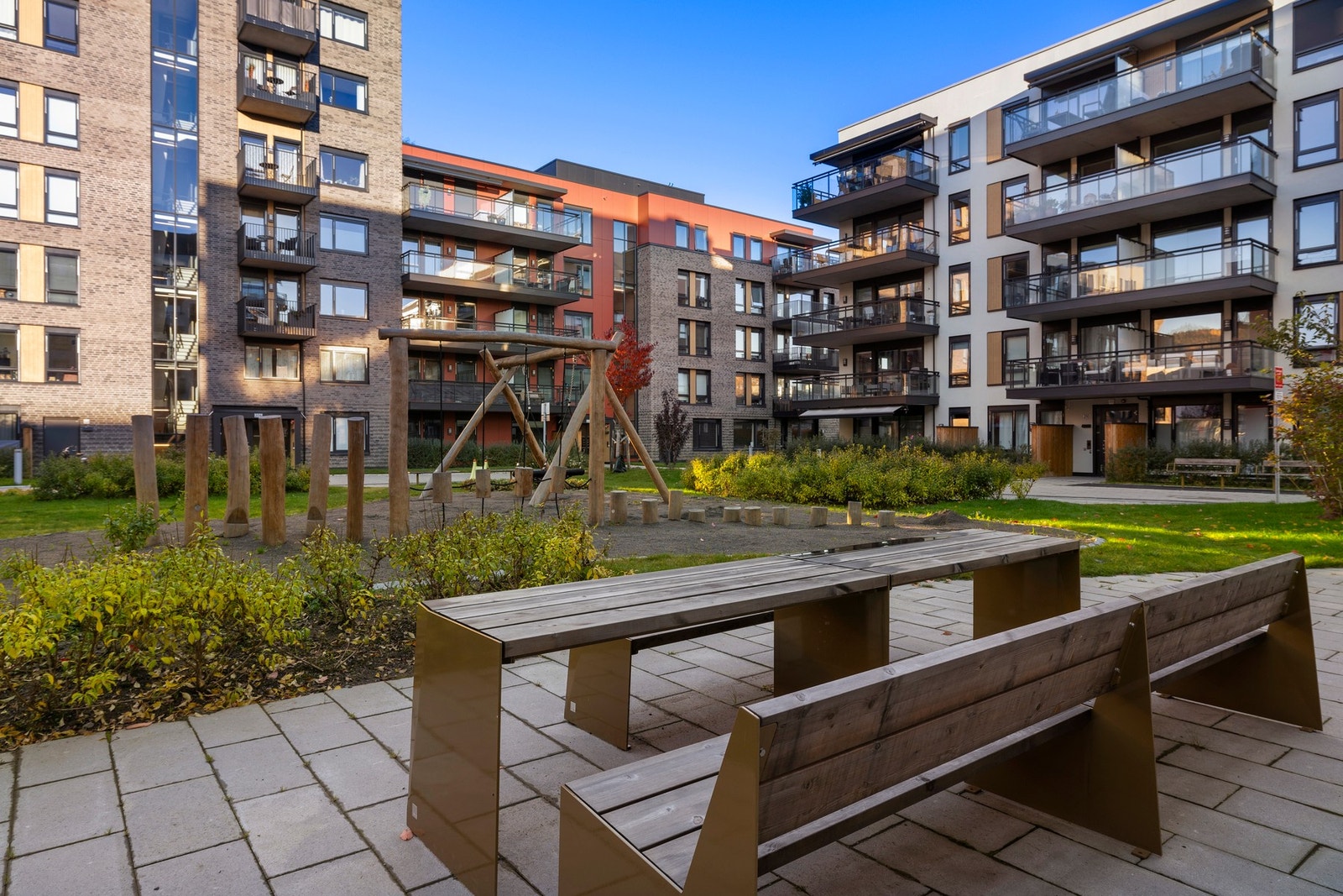 Opparbeidet med sittegrupper, plen m.m. Galleribilde