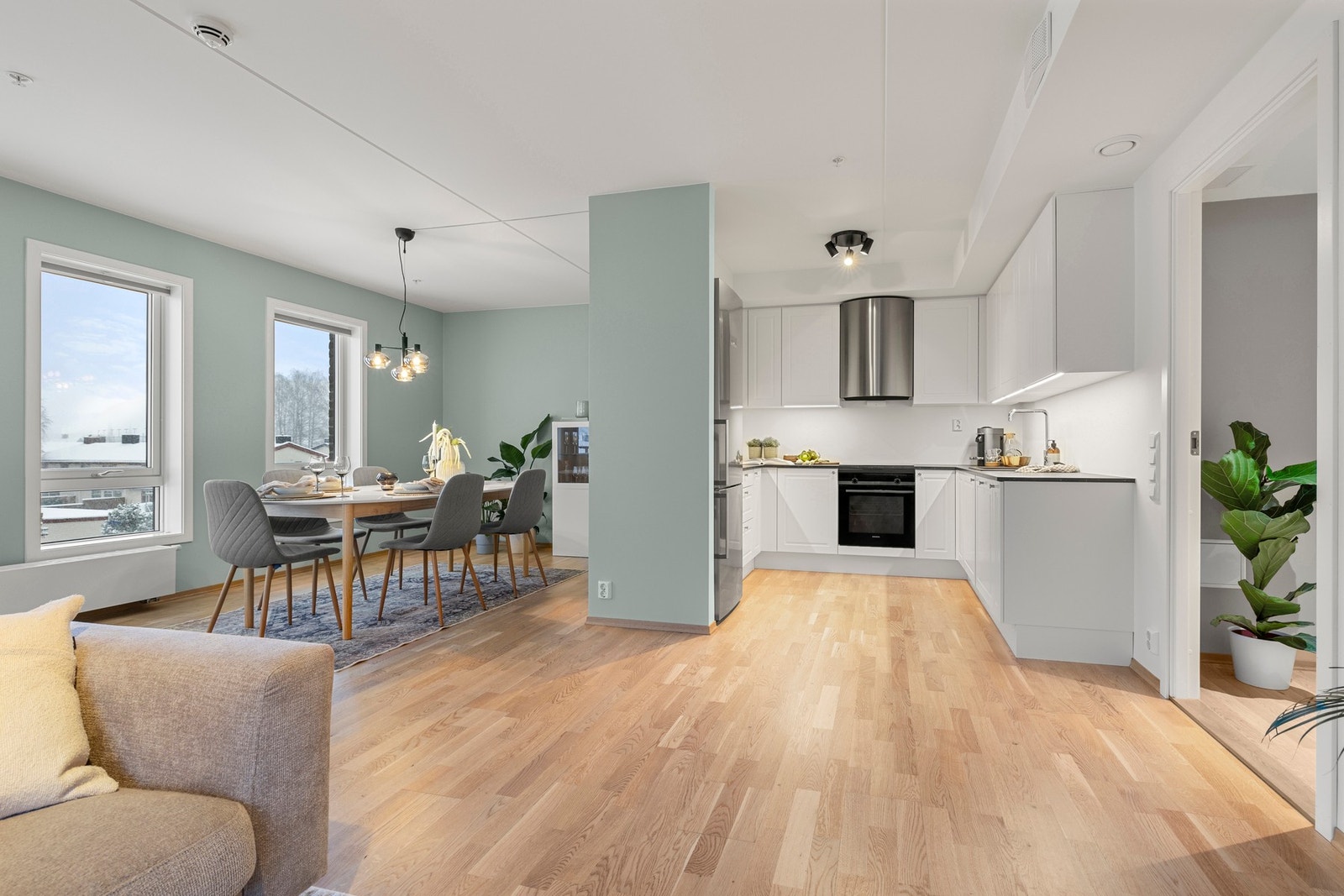 Det er åpen løsning til et stilrent kjøkken. Galleribilde