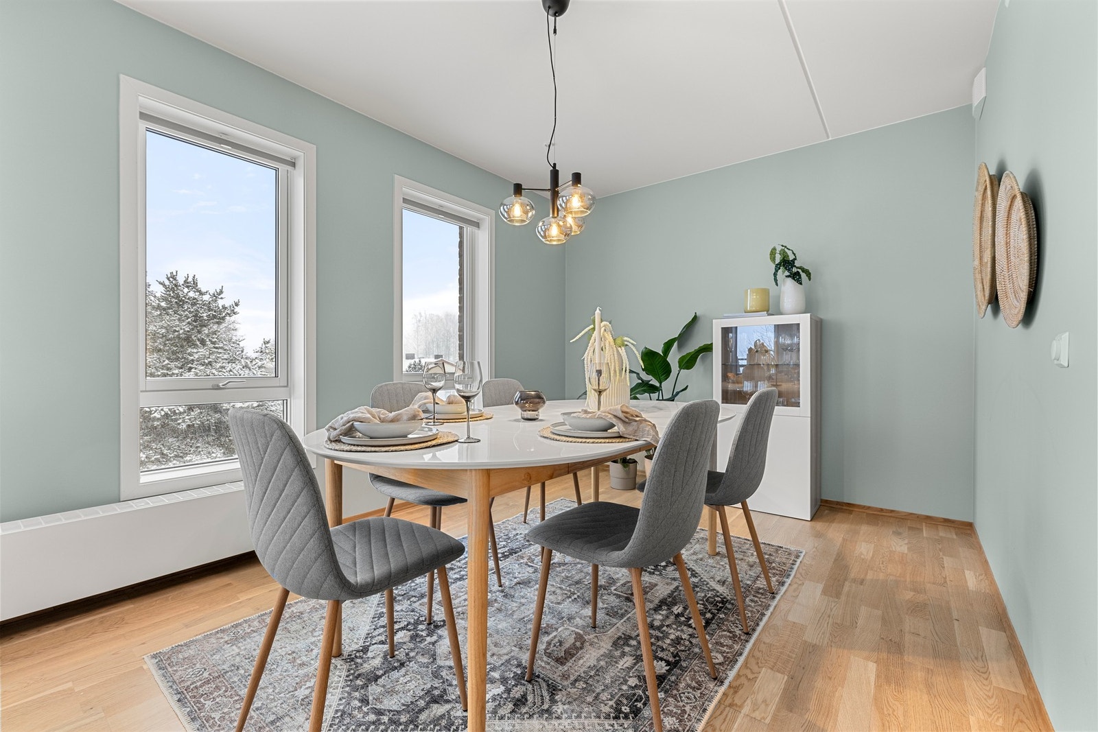 Om kvelden gir de store vinduene avslappende omgivelser i stuen. Galleribilde