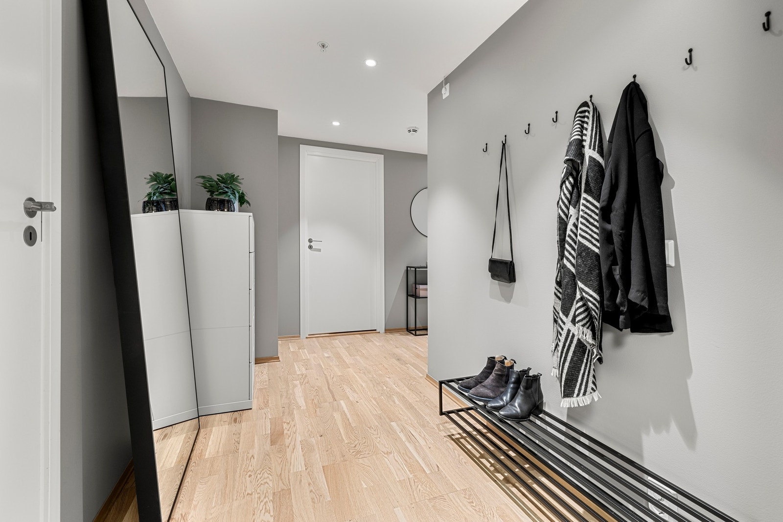 God plass til både sko og oppheng av yttertøy. Galleribilde