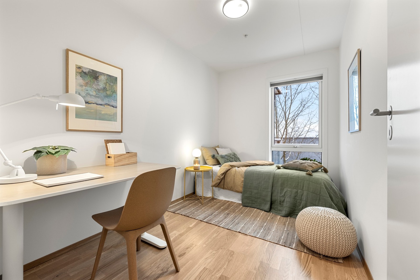 Fleksibelt rom som kan brukes som gjesterom eller hjemmekontor. Store vinduer slipper inn naturlig lys og gjør dette til et inspirerende sted å jobbe eller slappe av. Galleribilde