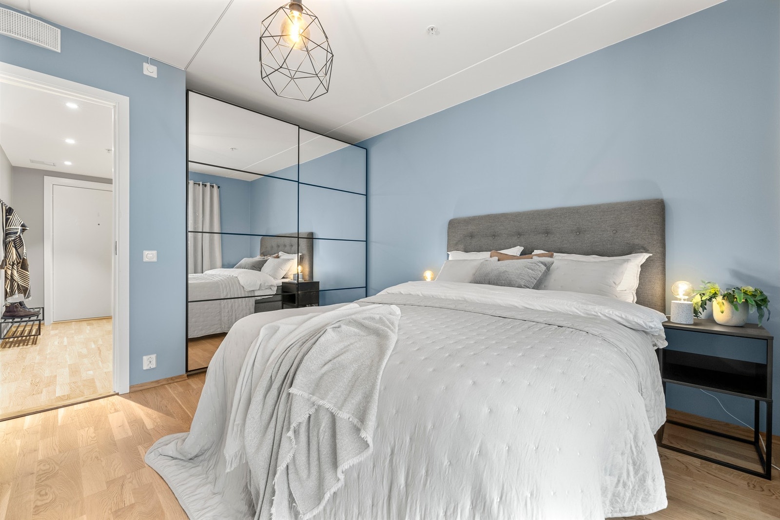 Hovedsoverommet har en romslig skyvedørsgarderobe med speilfronter som skaper en følelse av ekstra plass. Perfekt for en praktisk og stilren oppbevaringsløsning. Galleribilde