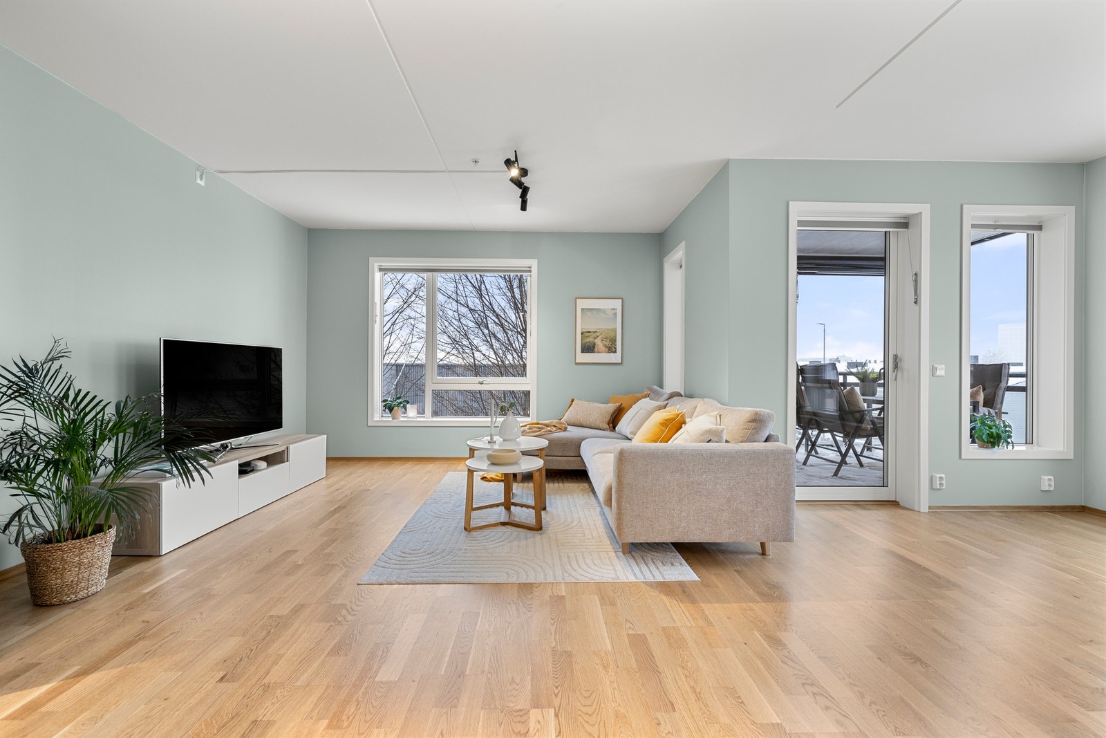 Lys og luftig stue med store vindusflater som slipper inn naturlig lys. Behagelig atmosfære og plass til både sofa og spisegruppe. Galleribilde
