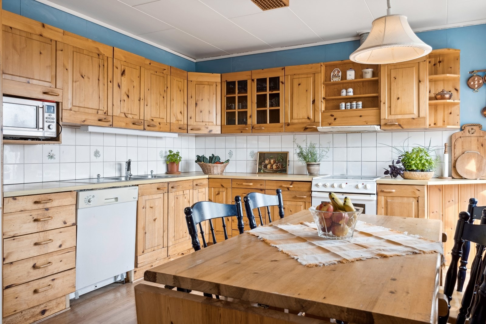 Kjøkkenet har god skap- og benkeplass. Galleribilde