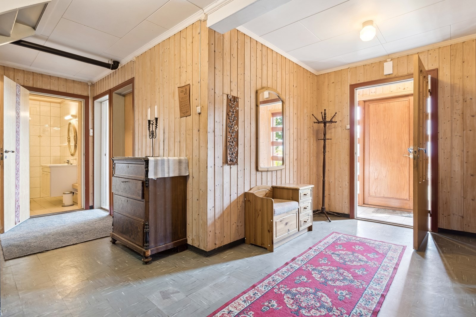 Entreen er i sokkeletasjen og har god plass til å etablere garderobeløsning! Galleribilde