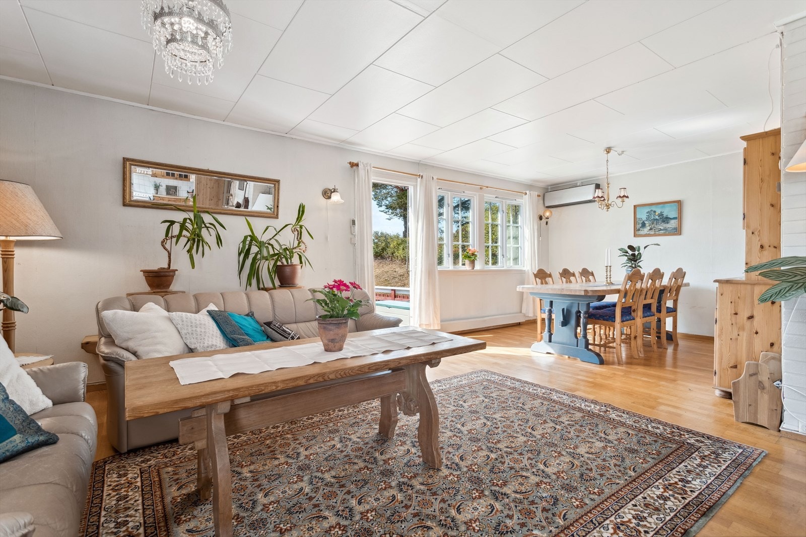 Det er utgang til terrasse fra stuen. Galleribilde