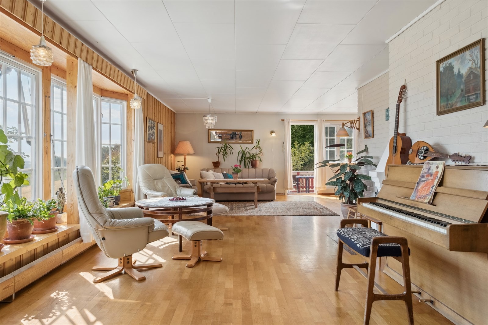 Med en lys og trivelig stue på hele 47 m² er det gode innredningmuligheter. Herfra er det langstrakt utsikt! Galleribilde