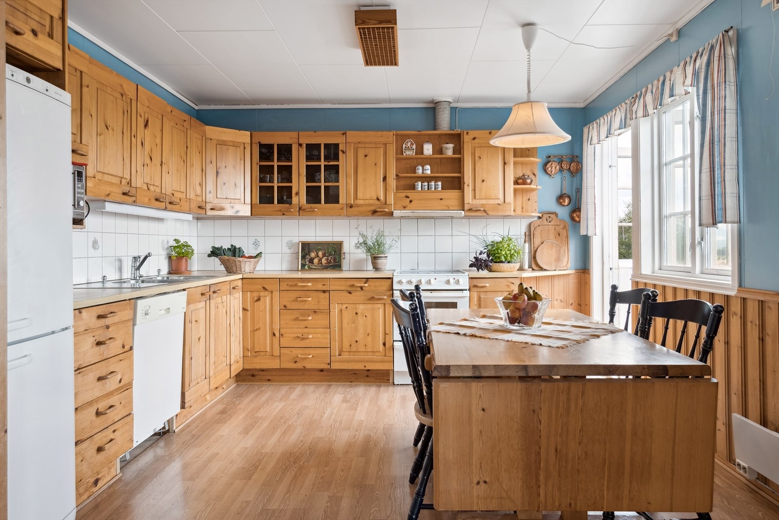 I tillegg til god plass for spisebord på selve kjøkkenet er det også mulig med spisesone på stuen. Det er også utgang til terrasse fra kjøkkenet. Galleribilde