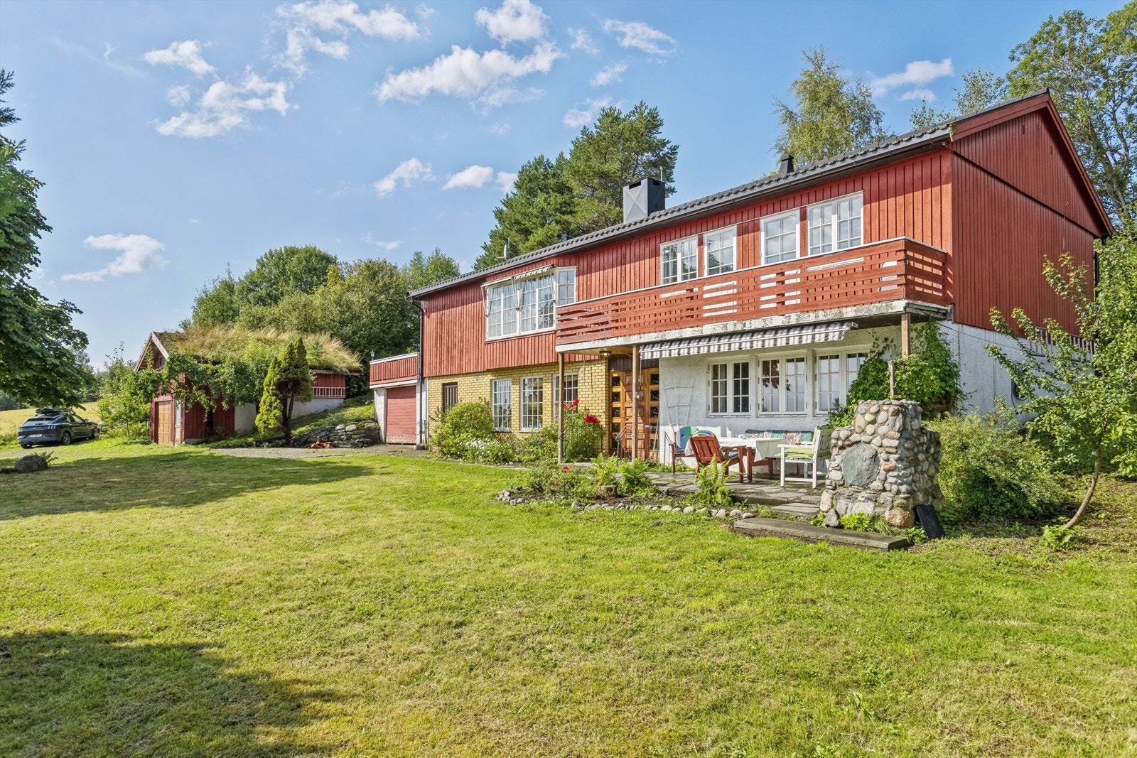 Med romslig tomt, to garasjeplasser, flere utesoner med sol og utsikt og ikke minst en svært frodig og innholdsrik hage er dette et flott sted for hygge! Galleribilde