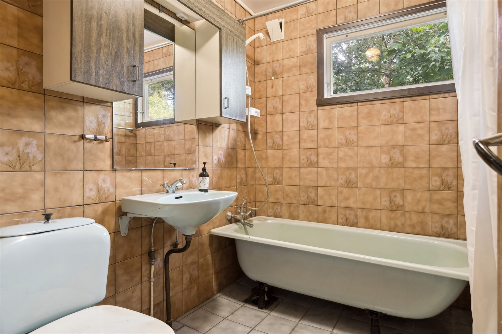 Bad i hovedetasjen er på 3,8 m². Behov for oppgradering. Galleribilde