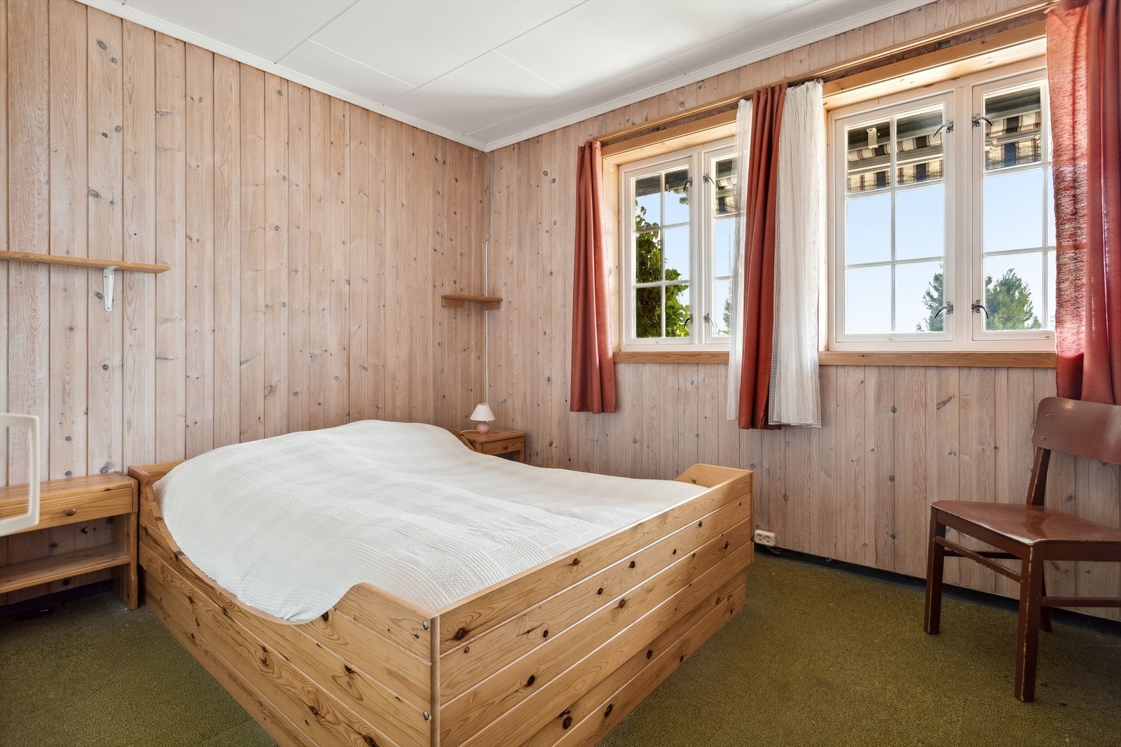 To av soverommene er i sokkeletasjen og tre er plassert i 1. etasje. Galleribilde