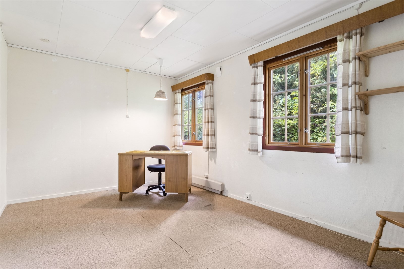 Det største soverommet er på 13,4 m² og har vært brukt til kontor/bibliotek. Vendt mot svale omgivelser. Galleribilde