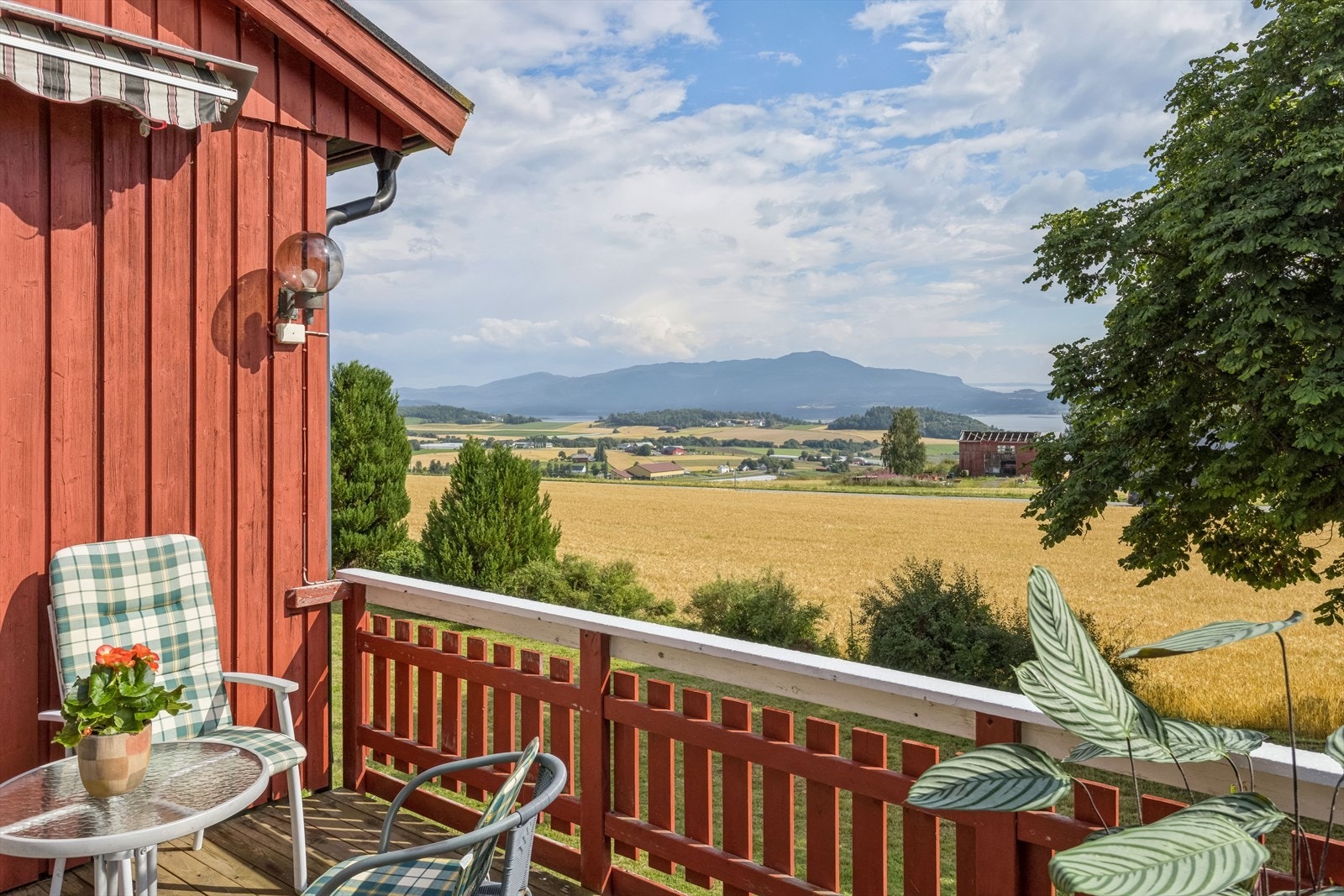 Fra flere steder på eiendommen er det strålende utsikt mot Frostalandet og fjorden! Galleribilde