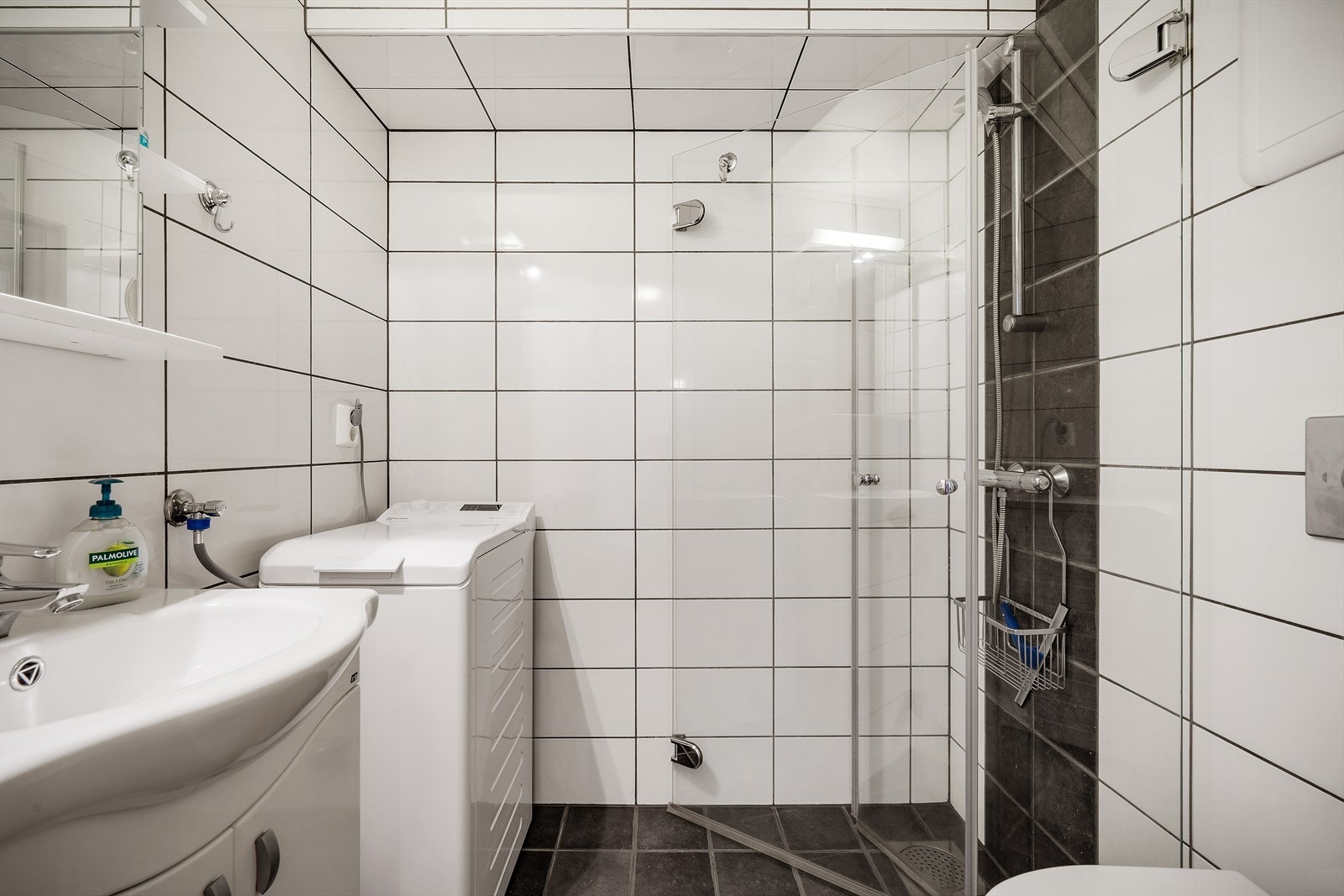 Badet har fliser på gulv og vegger som var nye i 2014 Galleribilde